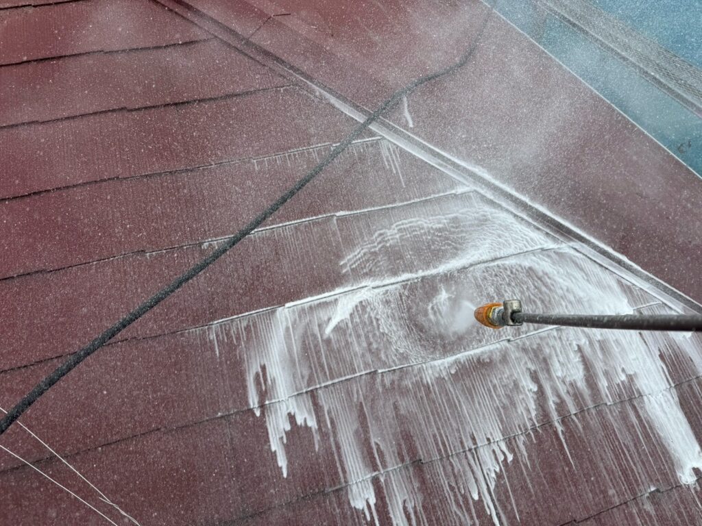 屋根：高圧洗浄<br />
表面のコケやカビをしっかり落としました。